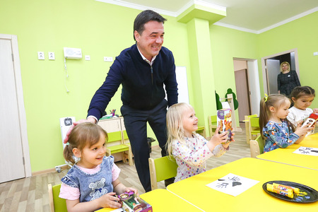 Андрей Воробьев посетил новый детсад и проверил ход строительства школы в ЖК «Серебрица»